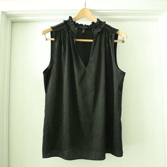 Cute Black Top with Ruffled Collar - L - Picture 6 of 6